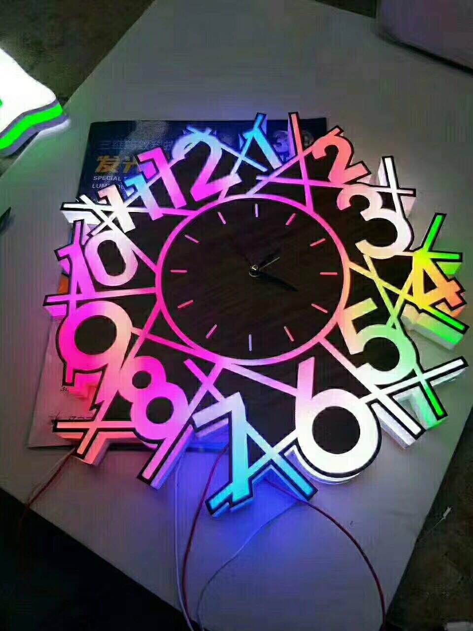 草根创业的真实路径 聚焦3D打字广告与发光字制作